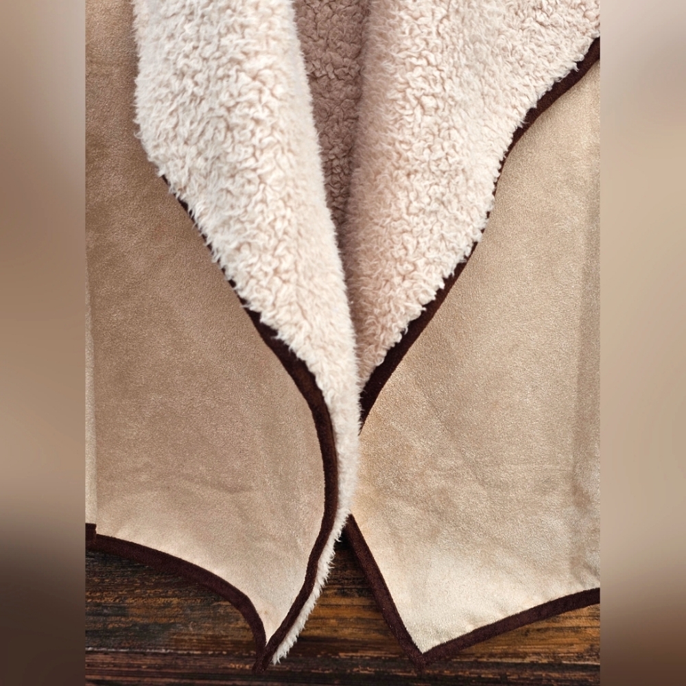 Gibson Latimer Fall Faux Suede & Sherpa Lined Tan/Cream Asymmetrical Flowy Vest - Picture 10 of 16